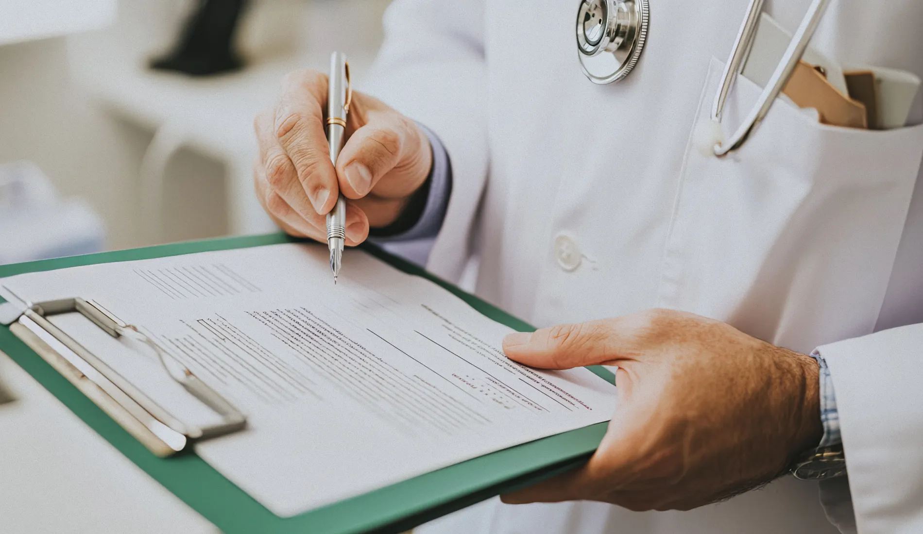 Un médecin en train de prescrire une ordonnance pour une infection urinaire.