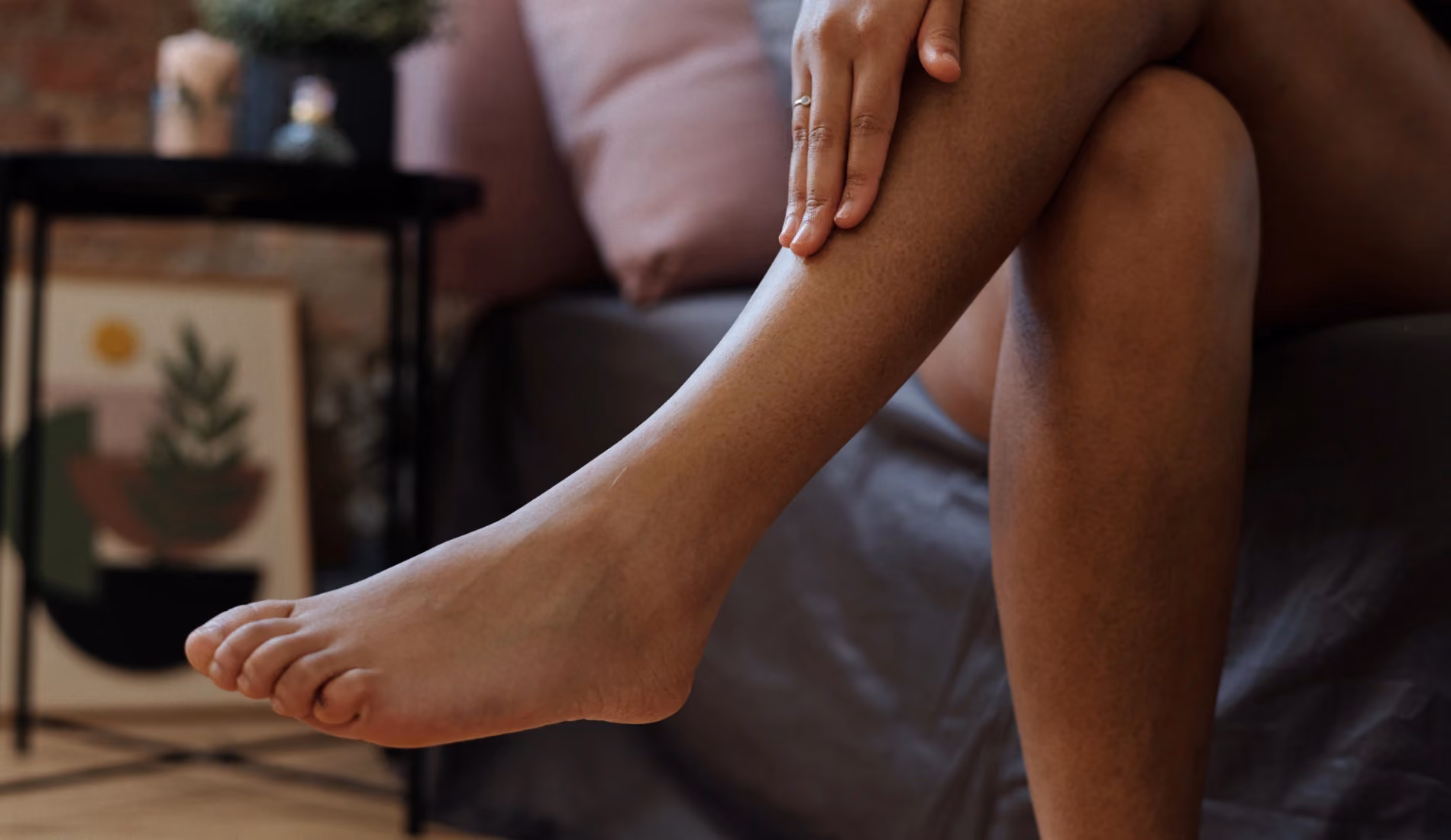 La jambe d'une personne remplie de bleus inexpliqués