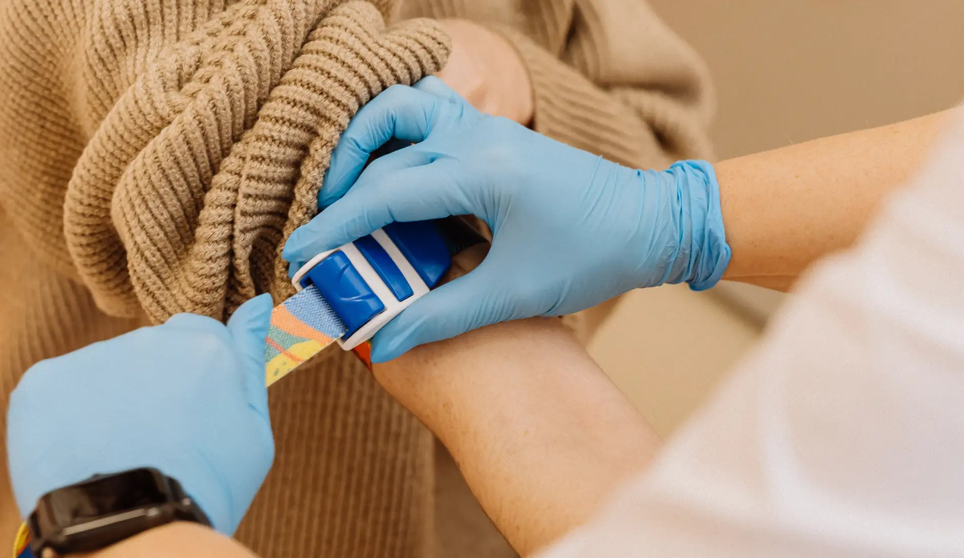 Une personne avec une ordonnance pour une prise de sang.