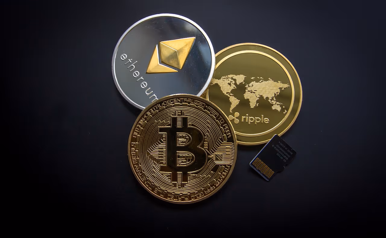 melhores criptos outubro - bitcoin ethereum e ripple
