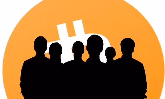 Ilustração da silhueta de pessoas anônimas com símbolo do Bitcoin ao fundo