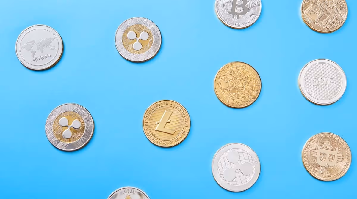criptomoedas baratas e promissoras - algumas moedas representadas como metais