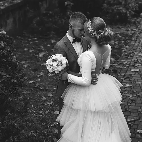 Brautpaar mit Tüllkleid