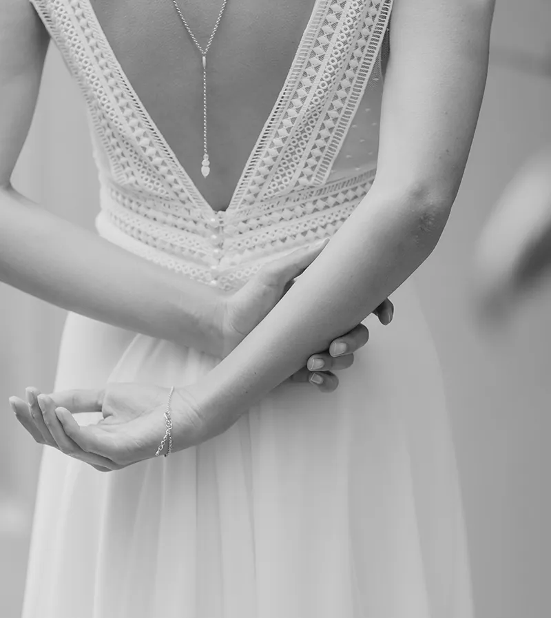 Rückenfreies Brautkleid mit Kette