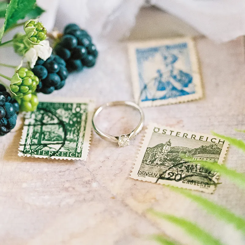 Hochzeits-Closeup von Verlobungsring und Briefmarken