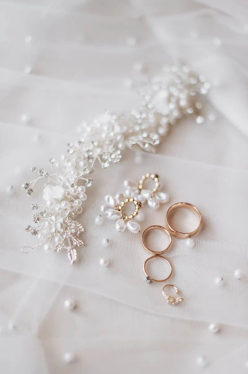 Brautschmuck und Ringe für Hochzeit