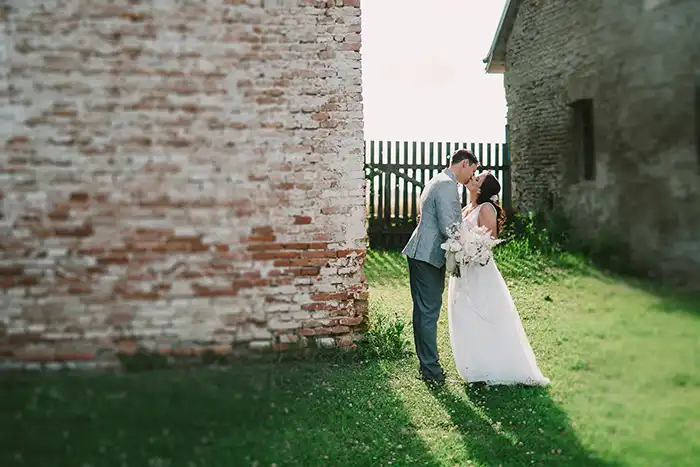 Traum in Creme & Rosa: Romantische Hochzeit im Schloss Nikitsch