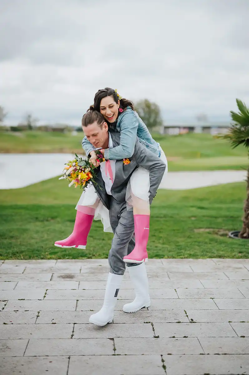 Bunte Boathouse-Hochzeit am Wasser