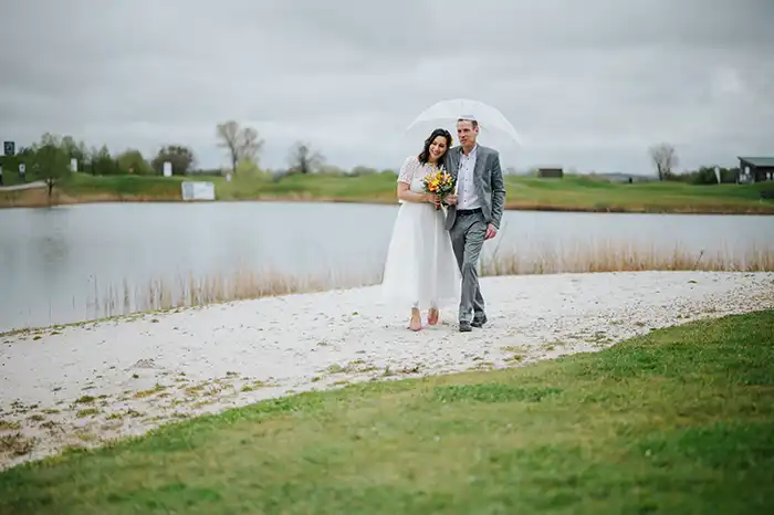 Bunte Boathouse-Hochzeit am Wasser