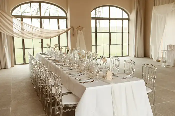 Pure Romance: Hochzeitstrend Beige & Weiß