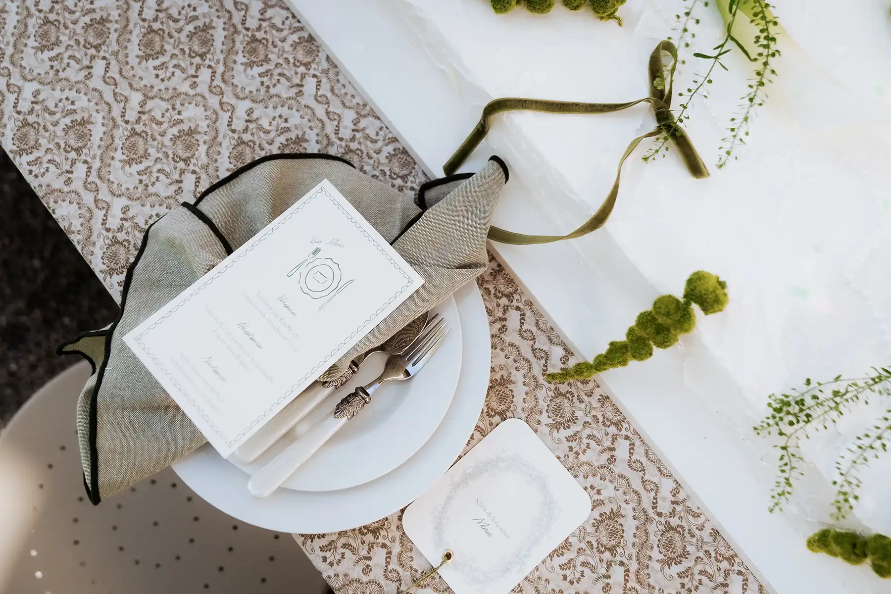 Verdant Vision – Puristische Hochzeit in Grüntönen