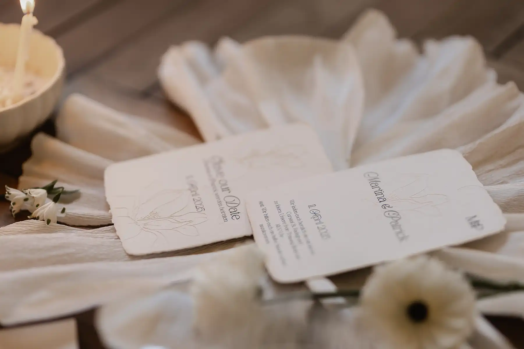 Whispers in Bloom – Schlichte Hochzeit mit floralen Highlights