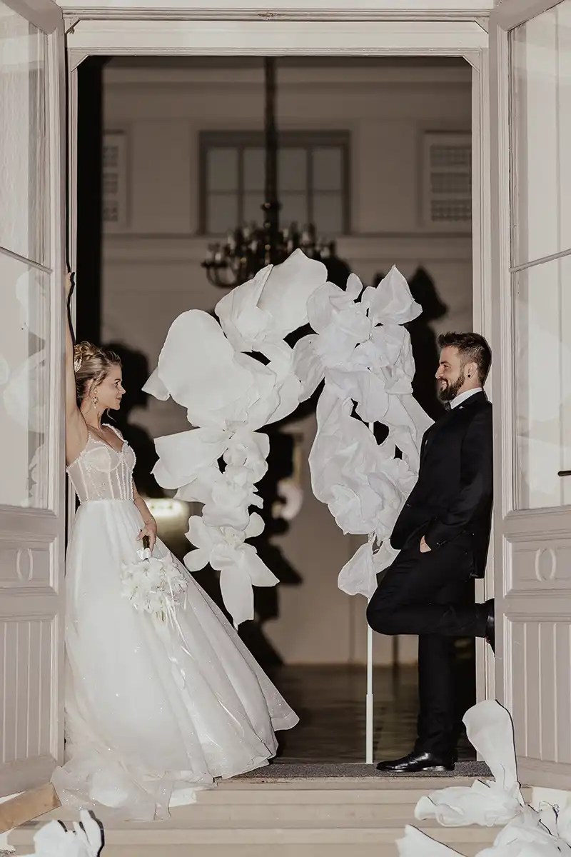 Whispers in Bloom – Schlichte Hochzeit mit floralen Highlights