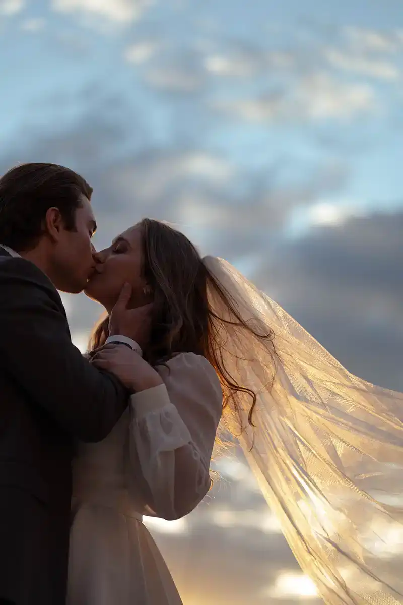 United in the Vines: Romantische Hochzeit im Weingarten