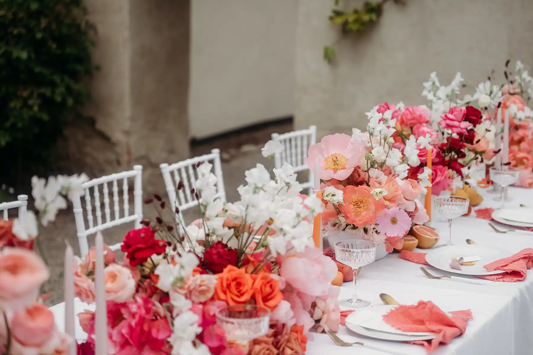 Ein Feuerwerk aus Liebe, Freiheit & Genuss – farbenfrohe Outdoor-Hochzeit