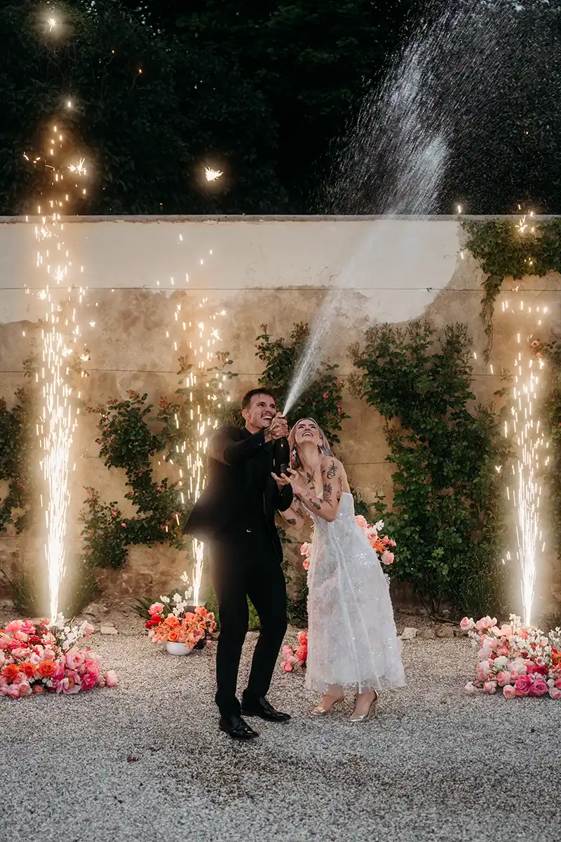 Ein Feuerwerk aus Liebe, Freiheit & Genuss – farbenfrohe Outdoor-Hochzeit