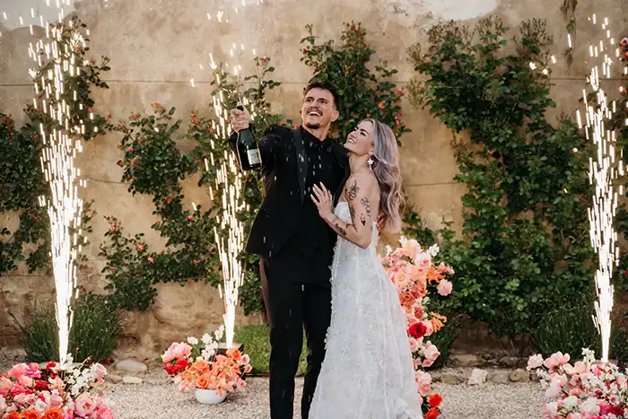 Ein Feuerwerk aus Liebe, Freiheit & Genuss – farbenfrohe Outdoor-Hochzeit