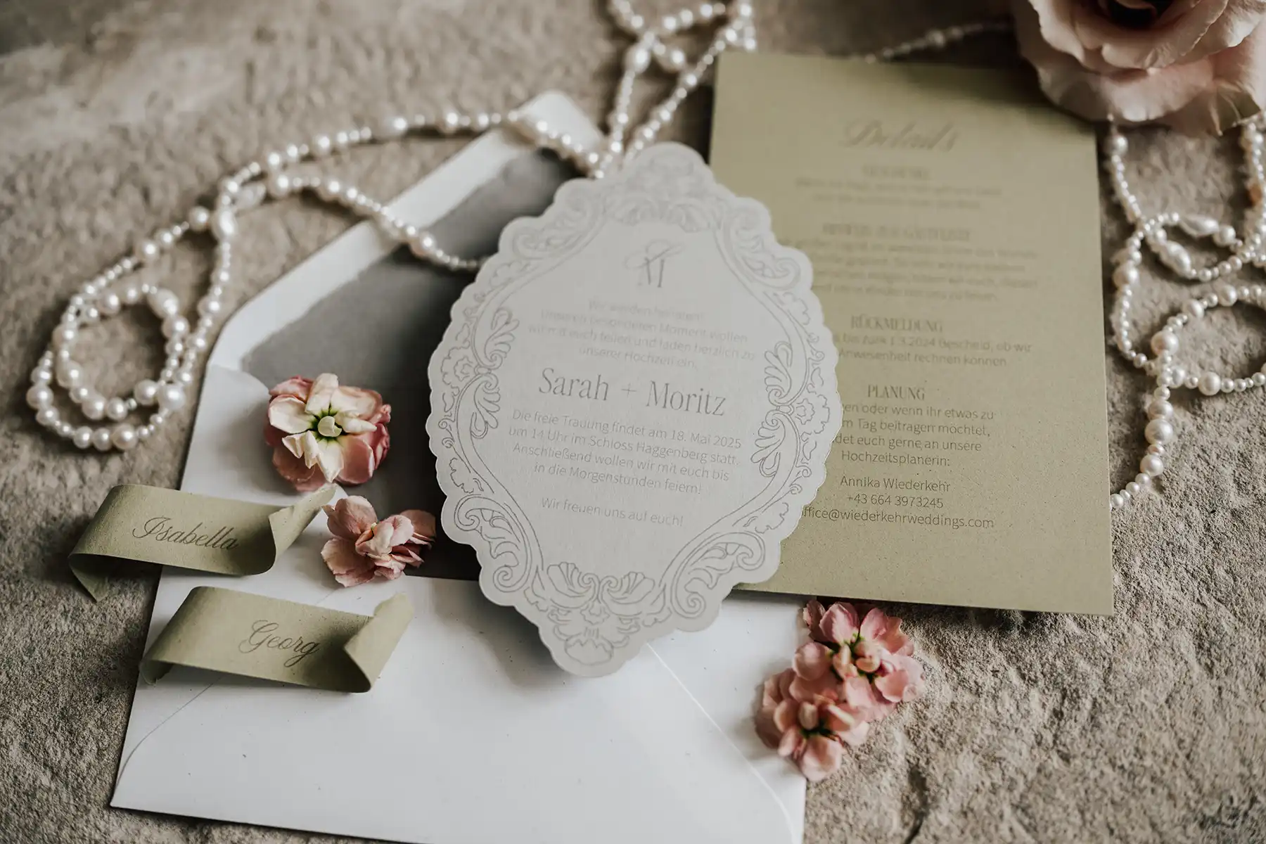 Green Details & Drapings: Moderne Hochzeit im Schloss Haggenberg