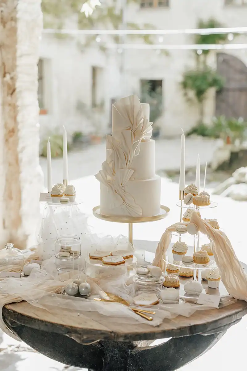 Green Details & Drapings: Moderne Hochzeit im Schloss Haggenberg