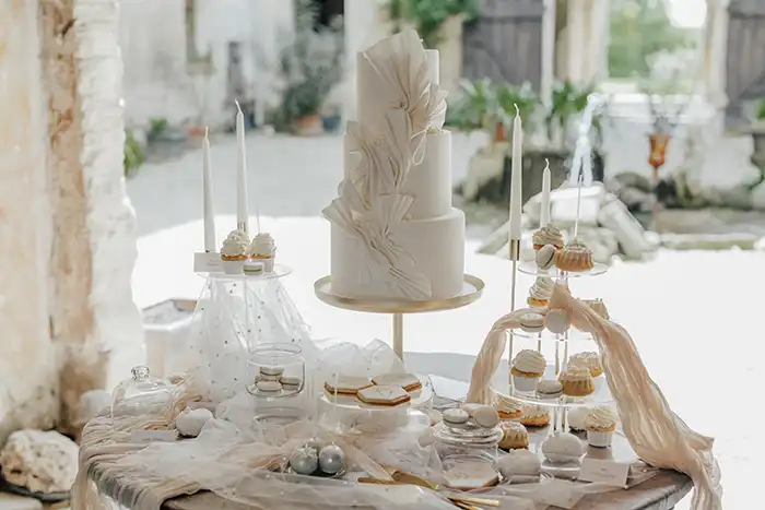 Green Details & Drapings: Moderne Hochzeit im Schloss Haggenberg