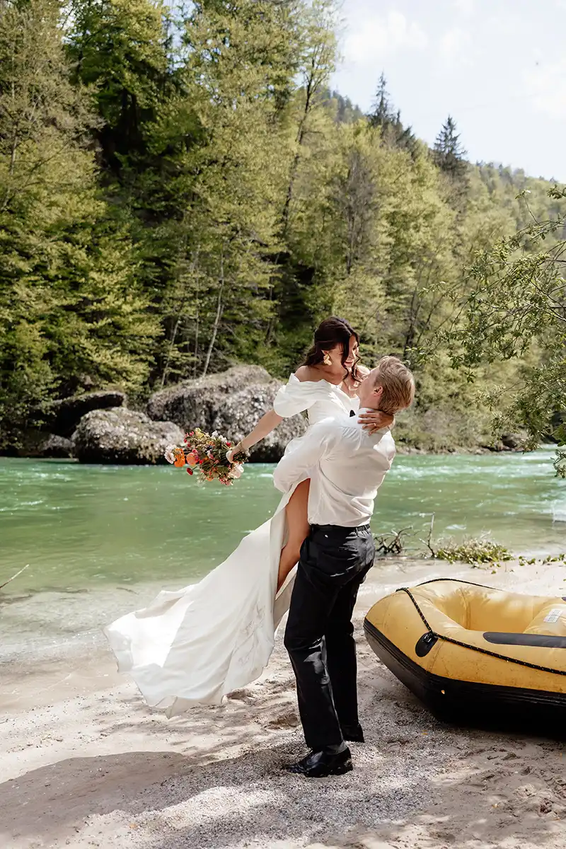 Waves of Freedom: Intime & wildromantische Hochzeit am Wasser