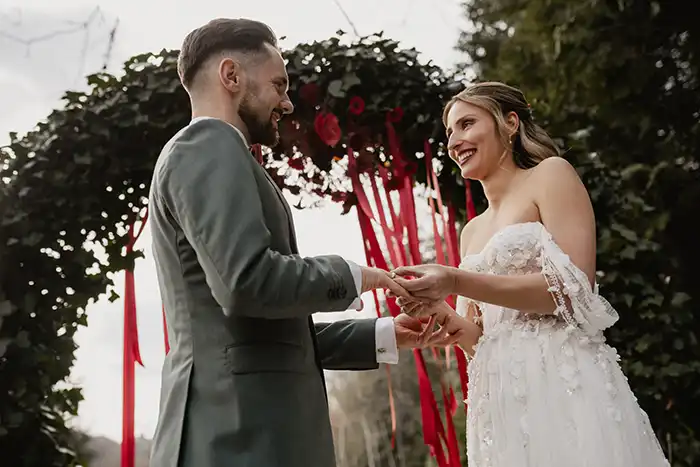 Stilvolle Hochzeit in Rot – bold, leidenschaftlich & kraftvoll