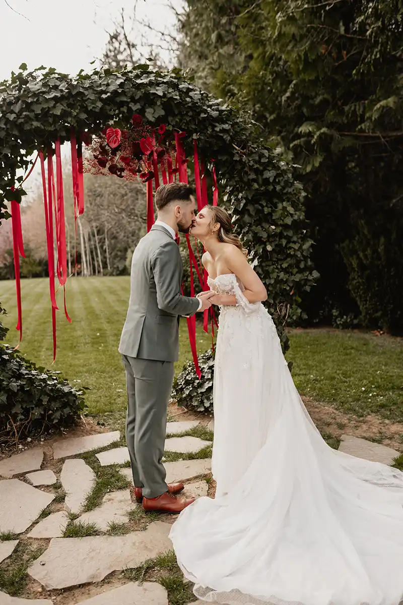 Stilvolle Hochzeit in Rot – bold, leidenschaftlich & kraftvoll