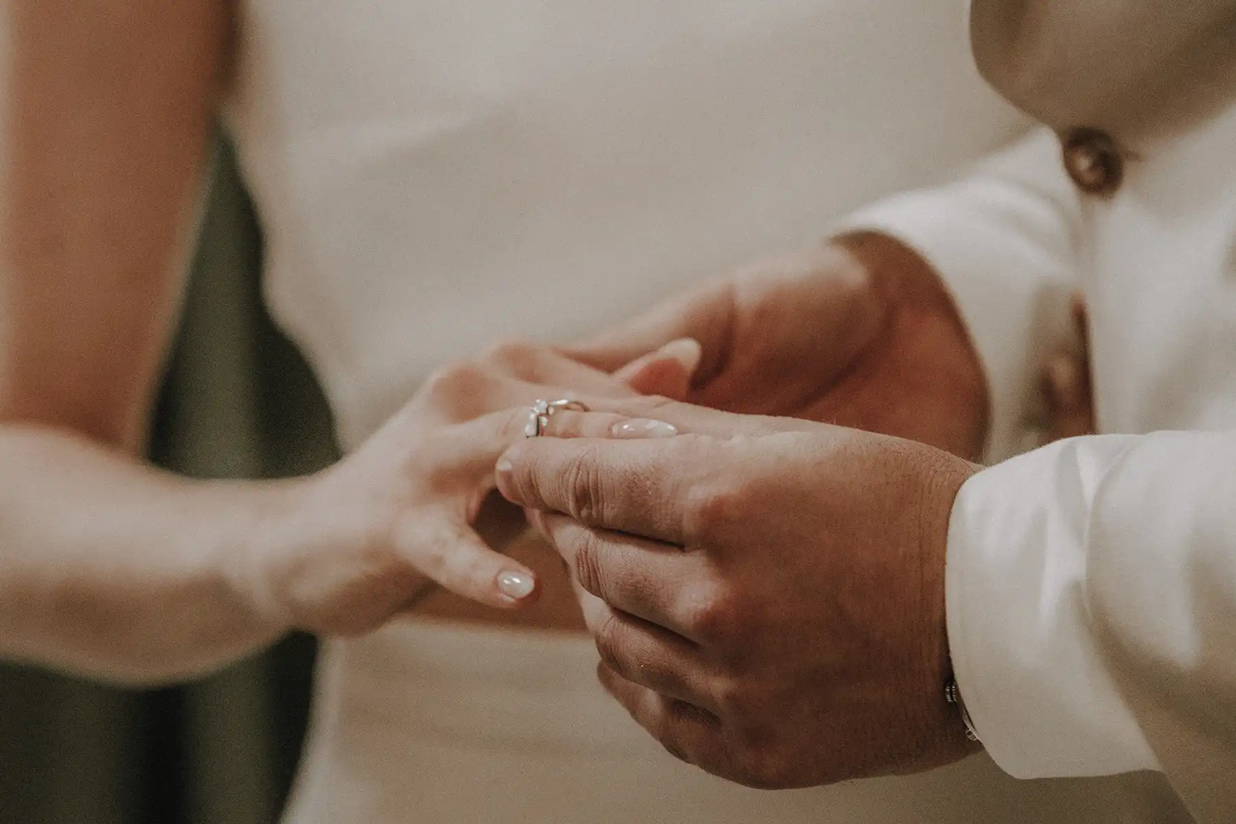 Clean & Classy: Minimalistische Hochzeit in historischer Kulisse