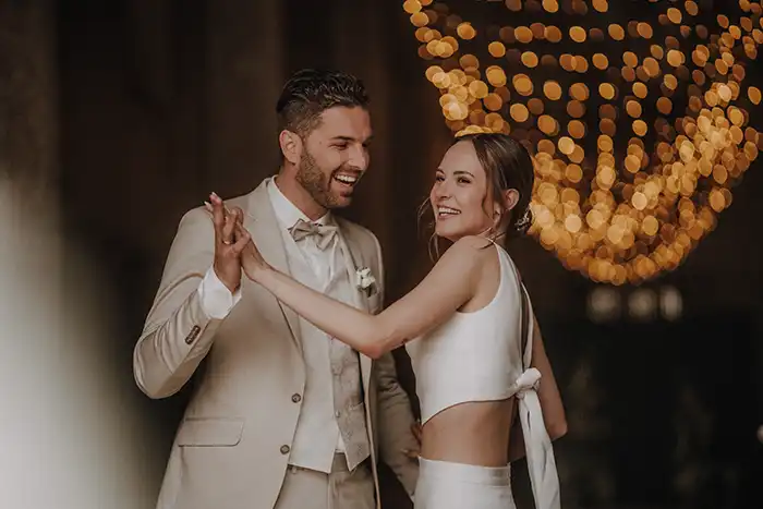 Clean & Classy: Minimalistische Hochzeit in historischer Kulisse