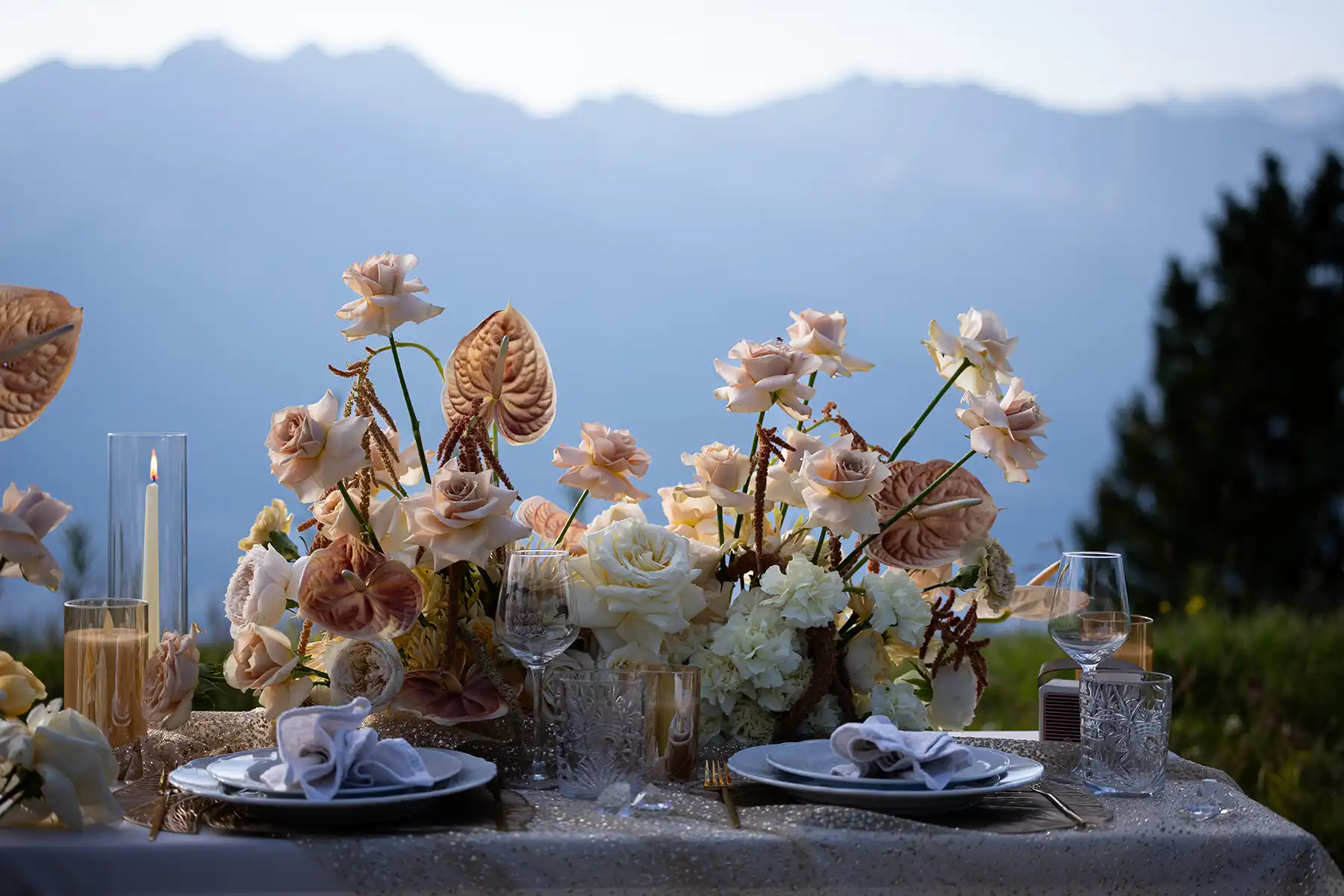 Luxury Elopement Picnic: Zweisamkeit am Berg