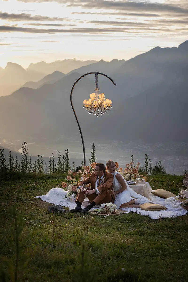 Luxury Elopement Picnic: Zweisamkeit am Berg