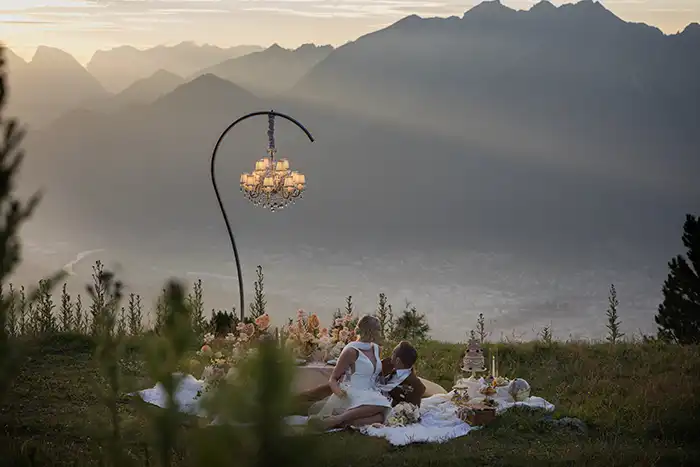 Luxury Elopement Picnic: Zweisamkeit am Berg