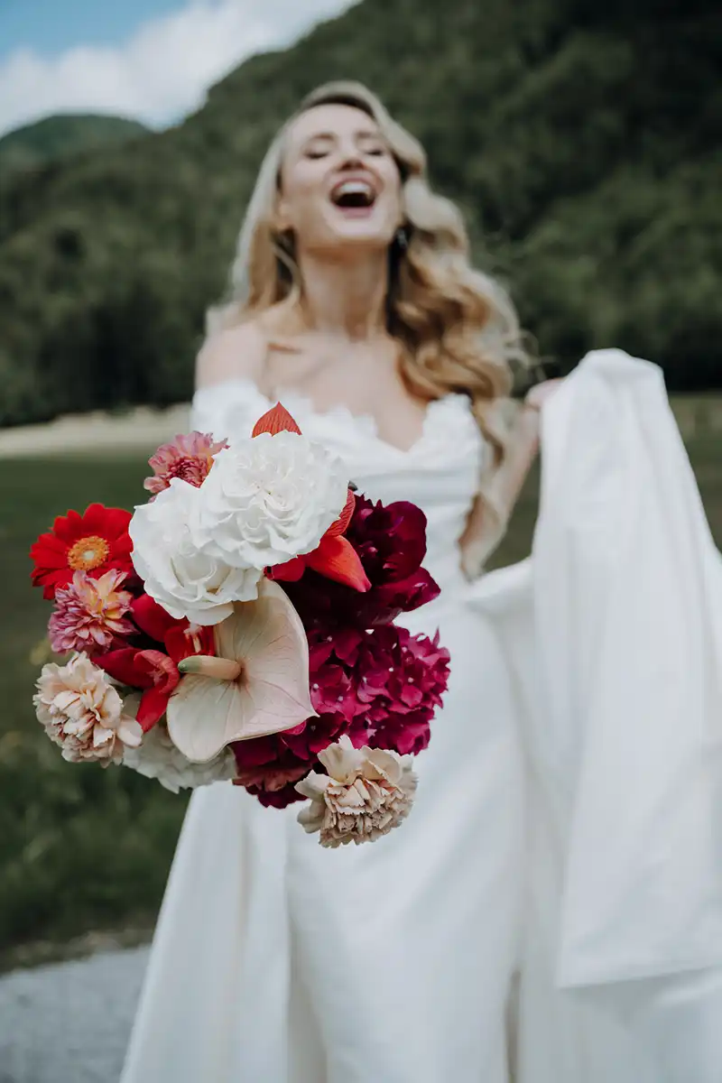Color Pop Wedding – Dunkles Violett trifft auf leuchtende Statements