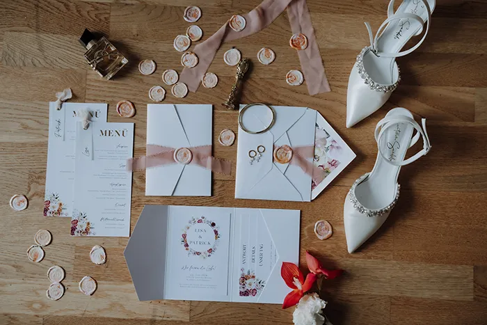Color Pop Wedding – Dunkles Violett trifft auf leuchtende Statements