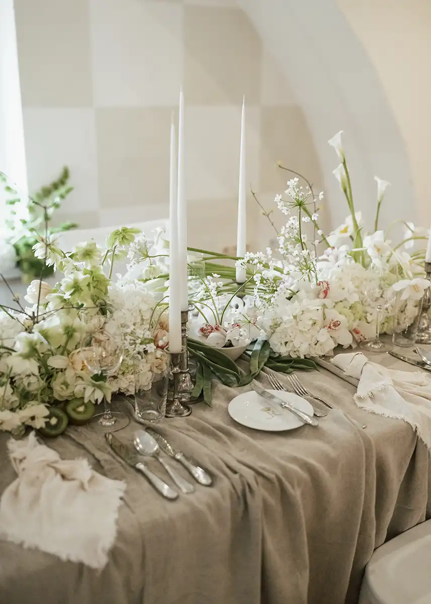 Pearls & Petals: Moderne Schlosshochzeit voller Eleganz