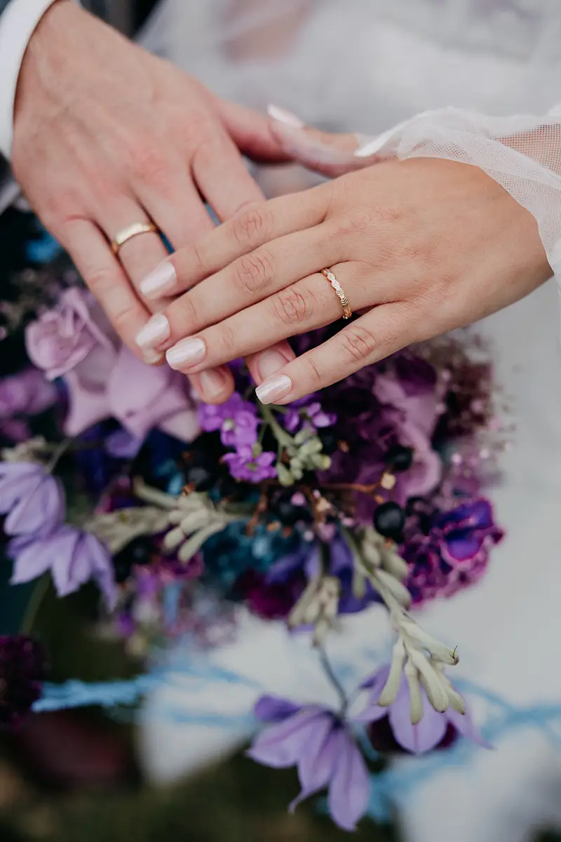Fuchs & Libelle: Sommerliche Hochzeit voller Farbe und Symbolik