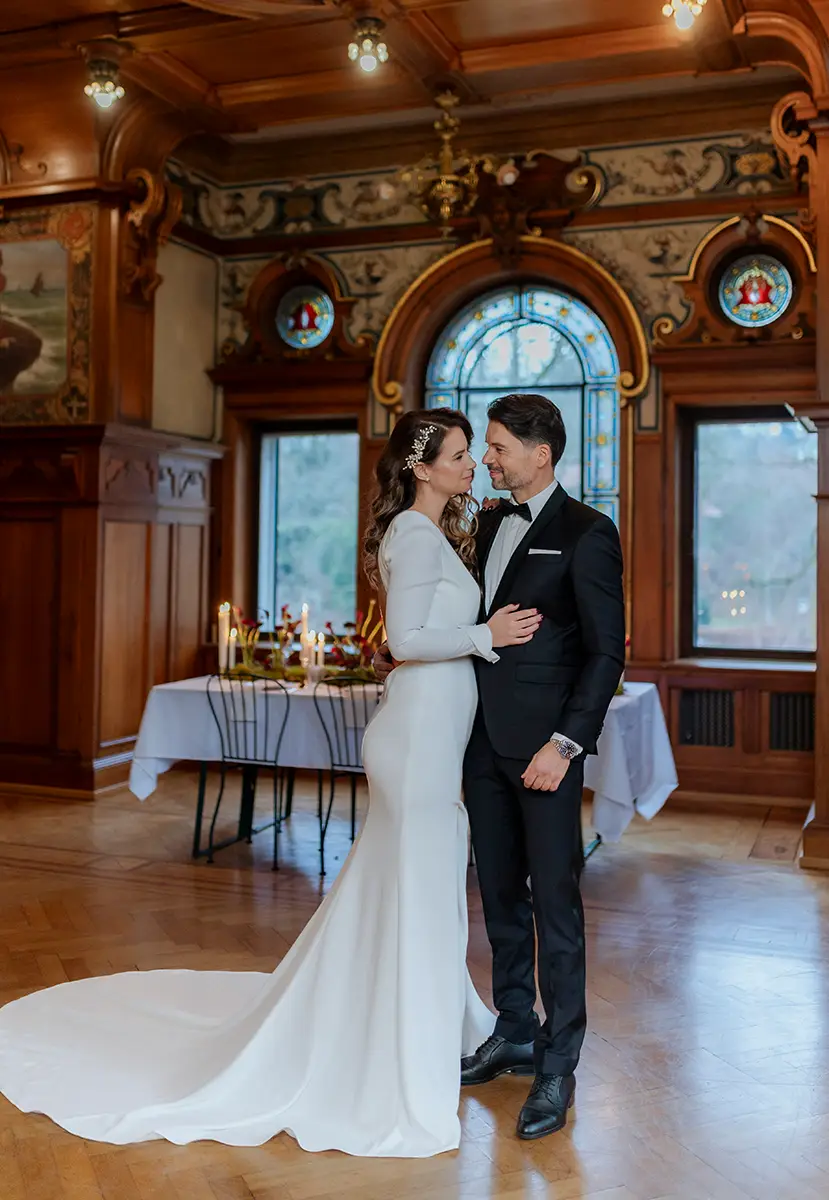 Burgundy Romance: Elegante Hochzeit in historischer Villa
