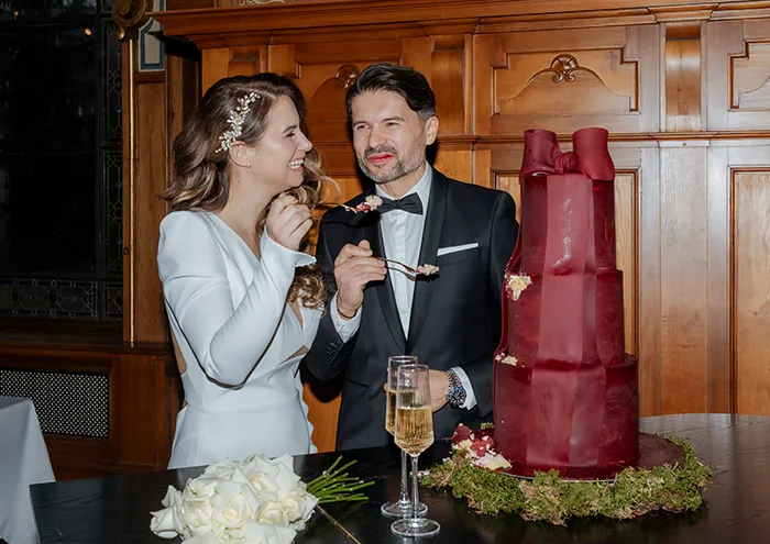 Burgundy Romance: Elegante Hochzeit in historischer Villa