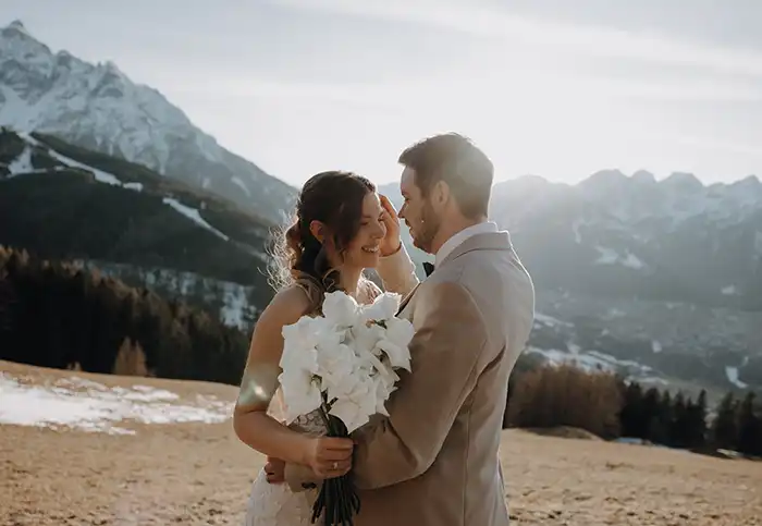 Pure Alpine Beauty: Berghochzeit zwischen Schnee und Frühlingssonne