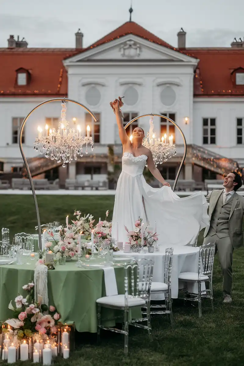 Soft Spring Soirée: Gartenhochzeit in Pistazie & Blush