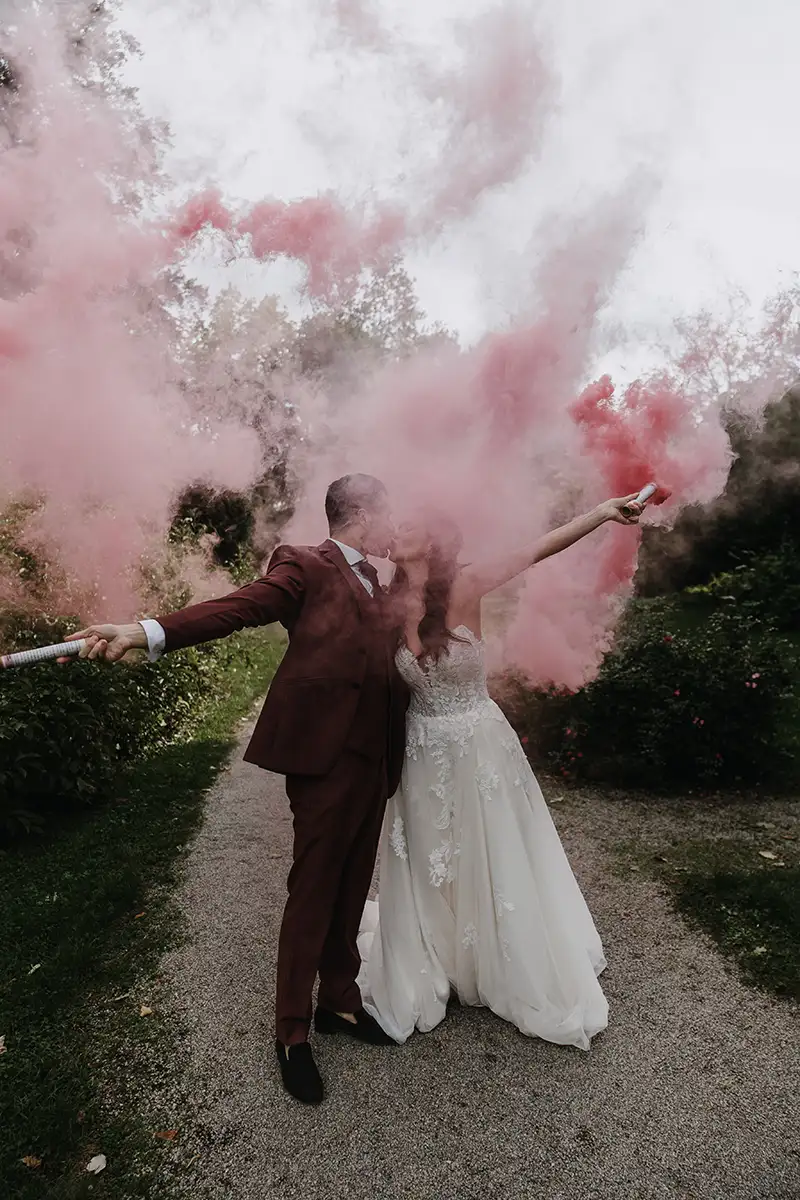 Crimson Charm – Romantische Schlosshochzeit in Burgunder