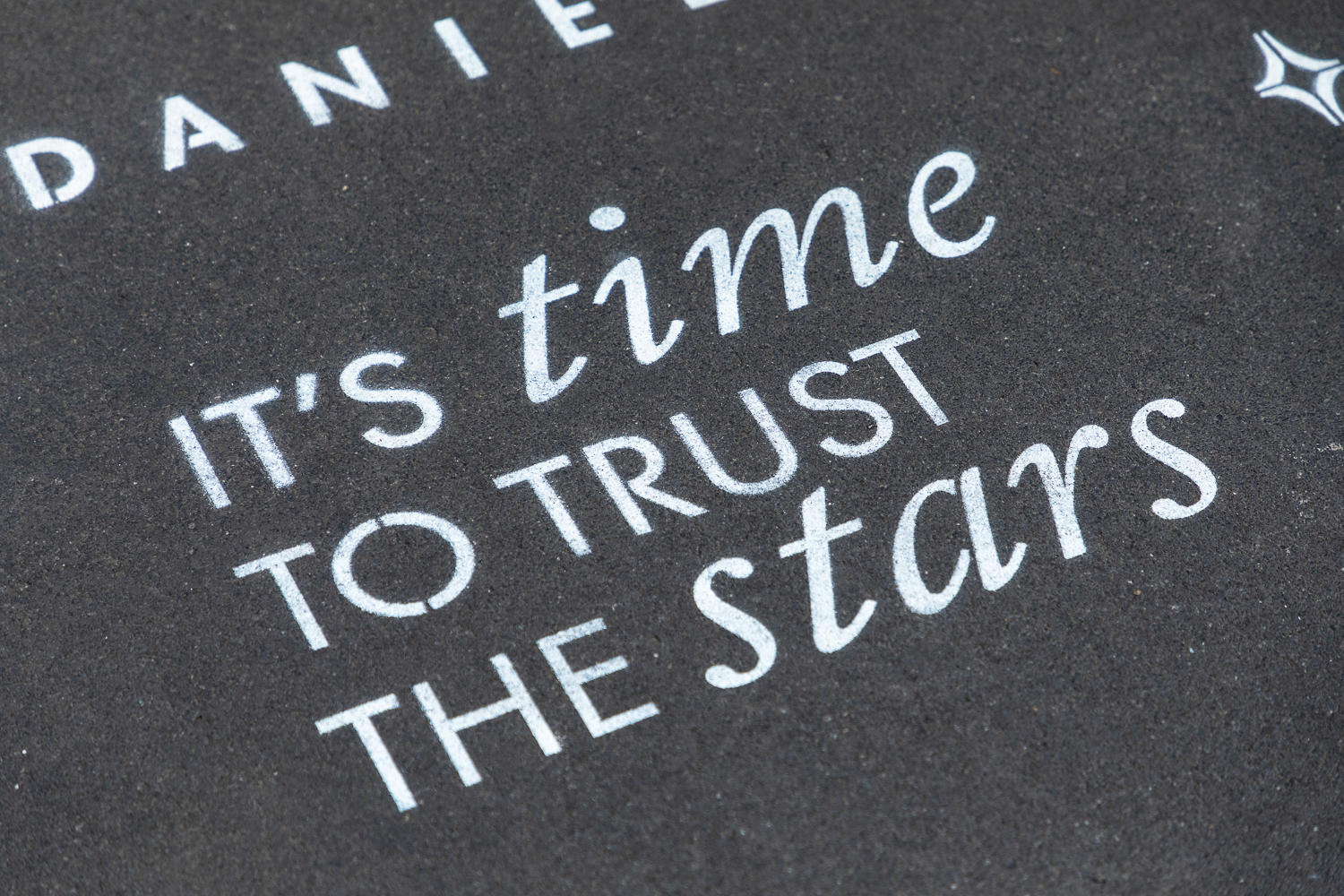 graffiti pubblicitari Daniel Wellington