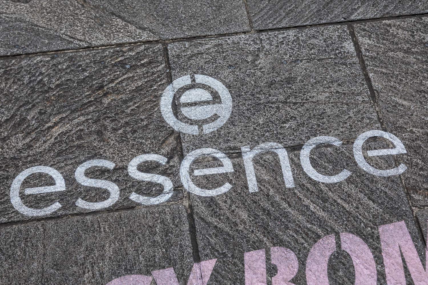 green graffiti - Essence Juicy Bomb