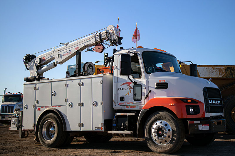 The TMAX2 mechanic truck coupled with a 12621 hydraulic crane. 
