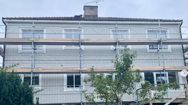 Målarburk med gediget material i gammalt fönster