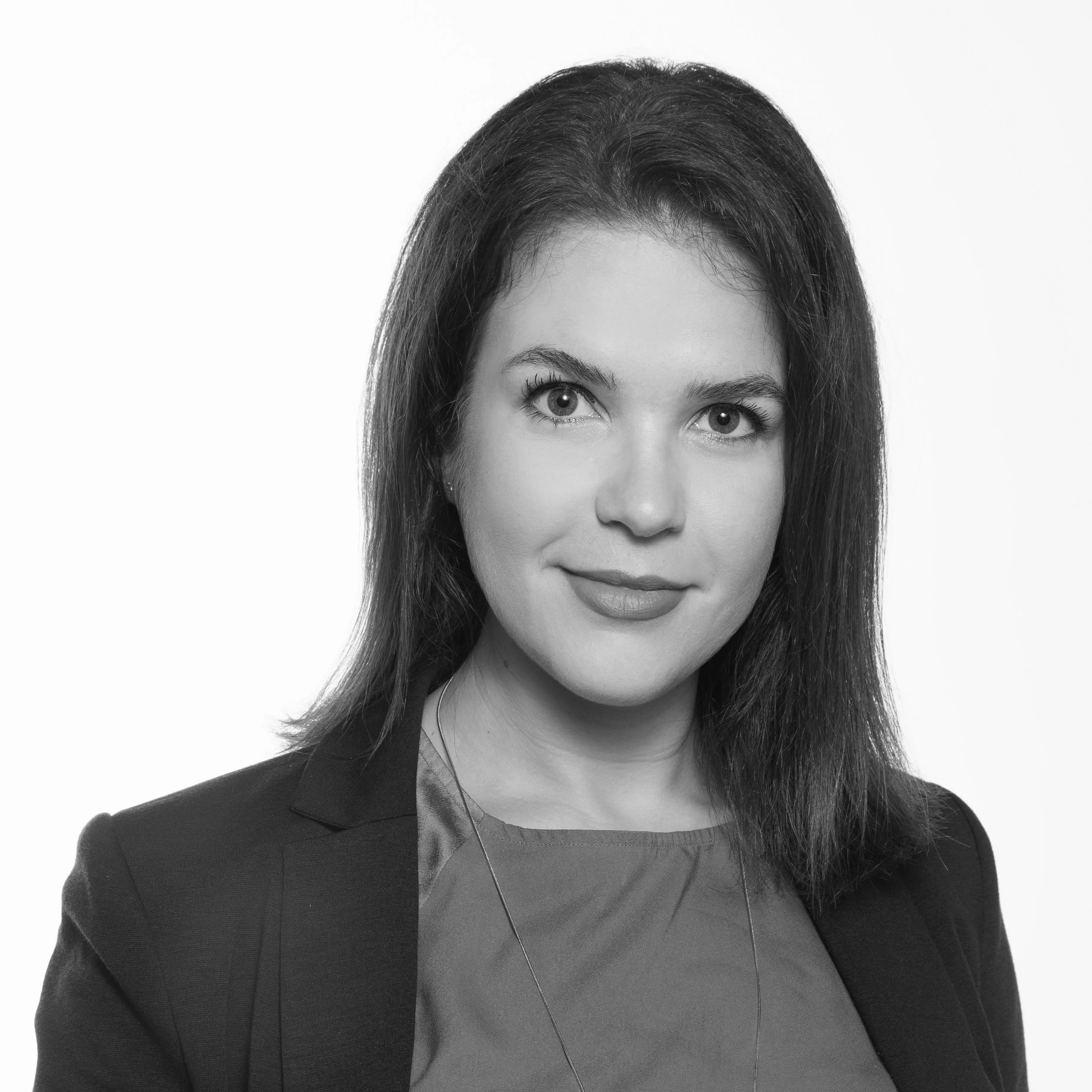 Foto de perfil Fabiene Brites. Na foto se vê uma mulher com olhar confiante e leve sorriso.