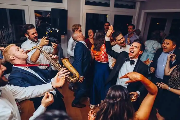 Wedding DJ Hire Services. Fun, friendly, reliable Wedding DJ