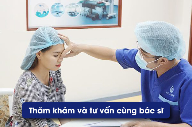 Bác sĩ thăm khám và tư vấn