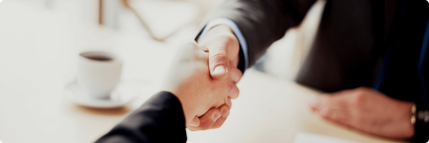  Une poignée de mains, représentant la relation entre l’organisme de formation et le sous-traitant.