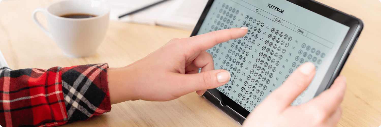 Un apprenant passe une évaluation de formation en ligne depuis une tablette.